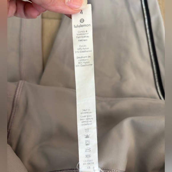 Lululemon Women's Size 4 Speed Up Reflective  Metallic Leggings Grey Pockets - Picture 13 of 13